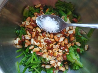 15、菠菜拌花生米,适量糖