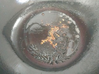 16、菠菜拌花生米,锅中炸花生米剩下的植物油中,放入适量花椒爆香