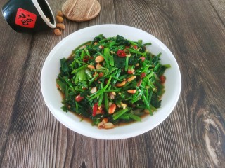 19、菠菜拌花生米,搅拌均匀后盛盘