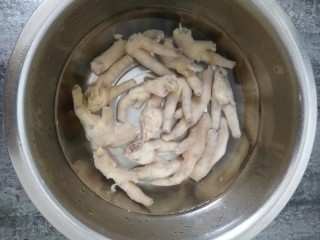 4、网红柠檬百香果鸡爪,然后把鸡爪放入冰水中浸泡，这样会让鸡爪更Q弹。&nbsp;