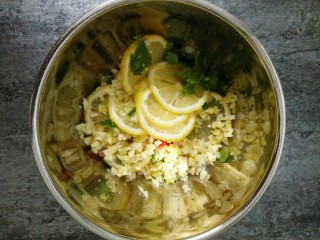 5、网红柠檬百香果鸡爪,柠檬、洋葱、小米椒、葱、香菜、蒜、姜，洗净切好放入碗中，喜欢吃辣的可以多放一些小米椒。&nbsp;