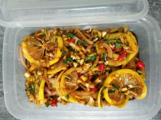 8、网红柠檬百香果鸡爪,最后放进冰箱冷藏4小时以上，时不时翻动一下，才更入味哟。