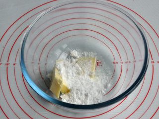 1、豆沙一口酥,将黄油进行室温软化后，加入糖粉。