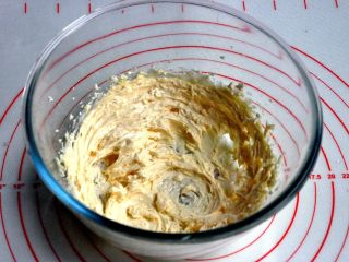 3、豆沙一口酥,分两次倒入蛋液，让蛋液与黄油充分打发。