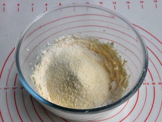 4、豆沙一口酥,筛入低筋面粉和杏仁粉。