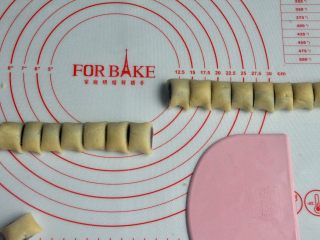 11、豆沙一口酥,用硬刮板切成小段。