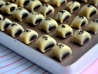 13、豆沙一口酥,刷上蛋液，撒上黑芝麻。