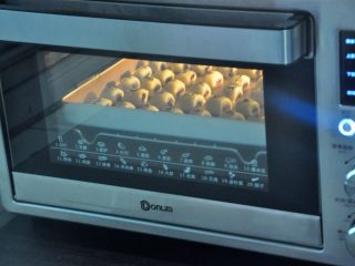 14、豆沙一口酥,放入提前预热的烤箱，165度15-18分钟，表面上色即可。