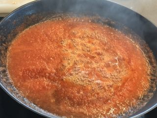 1、冬阴功鸡腿培根披萨,番茄搅碎后放入锅中煮，煮干水分