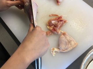 3、冬阴功鸡腿培根披萨,鸡腿去骨和去皮，并切成丝