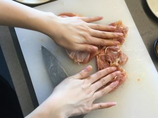 4、冬阴功鸡腿培根披萨,捏碎冬阴功酱，用酱料、盐、糖和柠檬汁调味