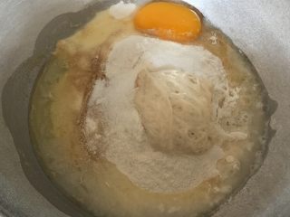 5、冬阴功鸡腿培根披萨,将面粉、鸡蛋、酵母、砂糖、老面和水，混合均匀