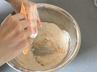 6、冬阴功鸡腿培根披萨,然后在料理台上不停甩打，至面团明显光滑，加入适量盐再摔打均匀