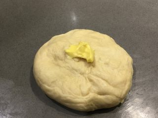 7、冬阴功鸡腿培根披萨,30ml的黄油逐点添加，不断揉搓进去面团，让面粉充分吸收