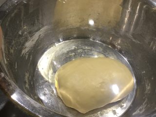 8、冬阴功鸡腿培根披萨,在料理盆中均匀刷上橄榄油，放入面团，封好保鲜膜，然后放入烤箱（60℃，上下火）中发酵