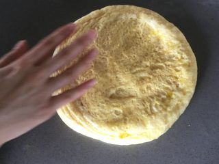 9、冬阴功鸡腿培根披萨,在桌面上抹油，把发酵好的面团放在桌面上轻轻按平，整出比9寸略大的饼底