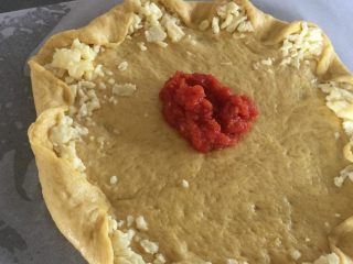 10、冬阴功鸡腿培根披萨,依次放上芝士、番茄酱、洋葱、鸡肉、培根和两种芝士