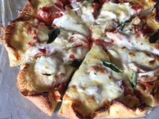 11、冬阴功鸡腿培根披萨,放在油纸上，烤箱（220℃，旋风）烤15分钟，出炉后洒上鲜罗勒叶即可