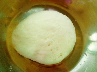 1、自制凉皮,面粉加水和成团醒10分钟