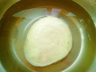 2、自制凉皮,加水洗面(两手像搓衣服一样搓洗)