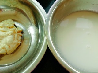 3、自制凉皮,洗好的水倒出