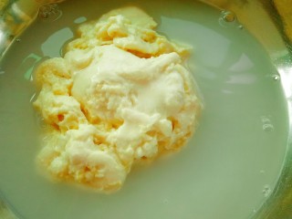 4、自制凉皮,加水继续洗