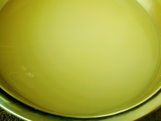 8、自制凉皮,洗好的面粉水也静至一夜