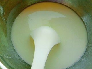 9、自制凉皮,静至好后到掉上面的水剩下底下的淀粉