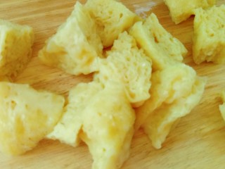 11、自制凉皮,蒸15分钟取出切块