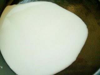 12、自制凉皮,淀粉用勺子搅匀扰一勺到圆平盘中(我用的披萨盘)