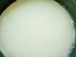 13、自制凉皮,水开转中大火蒸十几秒钟(盘子提前刷一层香油)