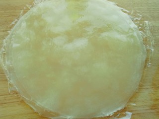 15、自制凉皮,蒸好后取出,每片中间都涂一层香油防粘。