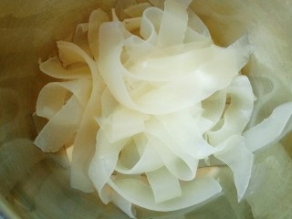 16、自制凉皮,切条