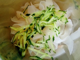 17、自制凉皮,切一些黄瓜丝