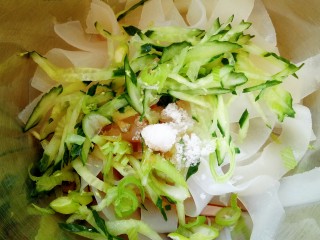 18、自制凉皮,放入生抽,白糖,白醋,葱花