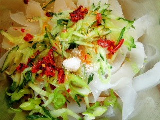 19、自制凉皮,倒入盐,鸡精,辣椒油。