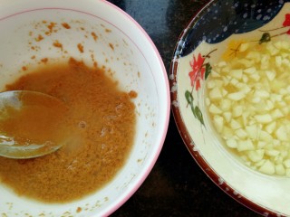 20、自制凉皮,麻酱用水泄开,蒜切碎倒入水浸泡十分钟