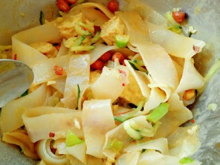 21、自制凉皮,倒入蒜水和麻酱汁,放一些熟的花生米