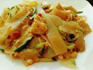 22、自制凉皮,拌匀装盘