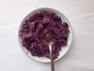 1、紫薯曲奇,紫薯切块上锅隔水蒸熟,压碎成泥;