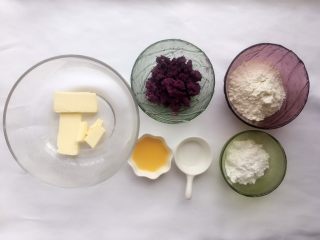 3、紫薯曲奇,称取50g紫薯泥;同时备好其他材料;