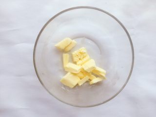 4、紫薯曲奇,黄油软化,用手戳动即可