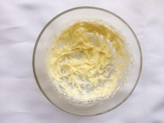 5、紫薯曲奇,黄油打发至颜色变浅,体积蓬松的状态;