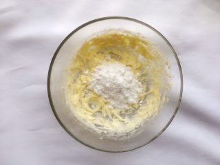 6、紫薯曲奇,筛入糖粉、盐;