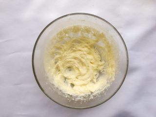 7、紫薯曲奇,打至黄油与糖粉完全融合;