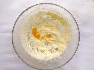 8、紫薯曲奇,分次加入蛋液;