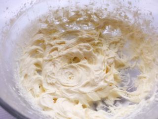 9、紫薯曲奇,每次加都要打至完全吸收;