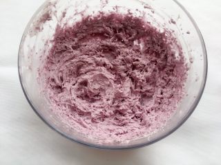 11、紫薯曲奇,搅打均匀;