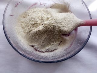 12、紫薯曲奇,筛入低粉;