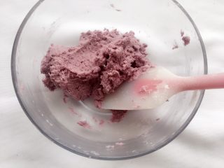 13、紫薯曲奇,翻拌均匀至无干粉;